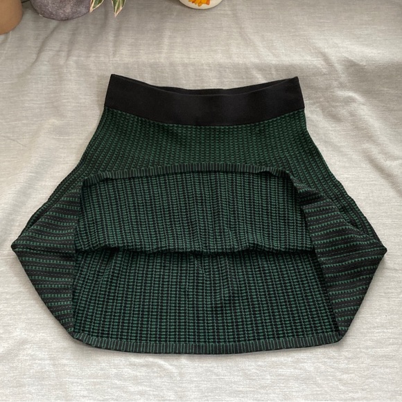 Ann Taylor Black/Green Knit Skater Skirt sz 2P - Picture 3 of 5